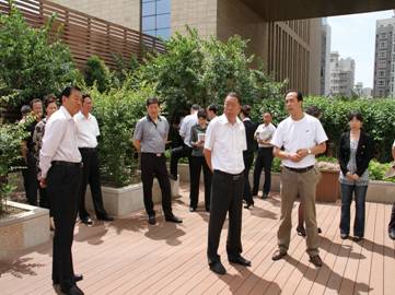 64e58028b938a.jpg 夏占义副市长带队视察首发大厦屋顶绿化.jpg